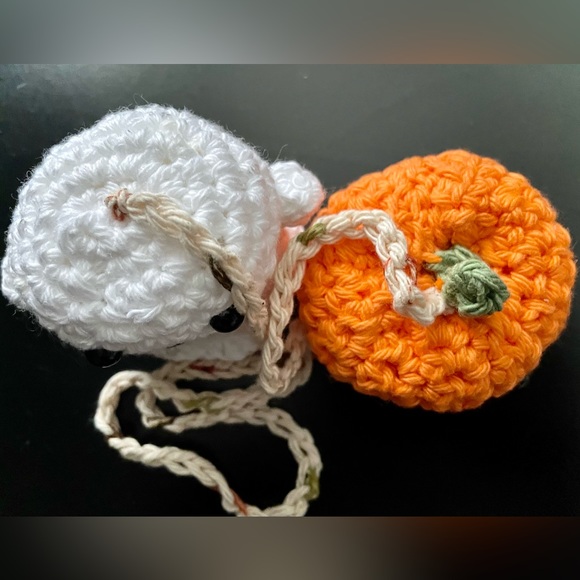 Handcrafted Halloween ghost & Pumpkin mirror hanger, crochet Halloween - Picture 8 of 9